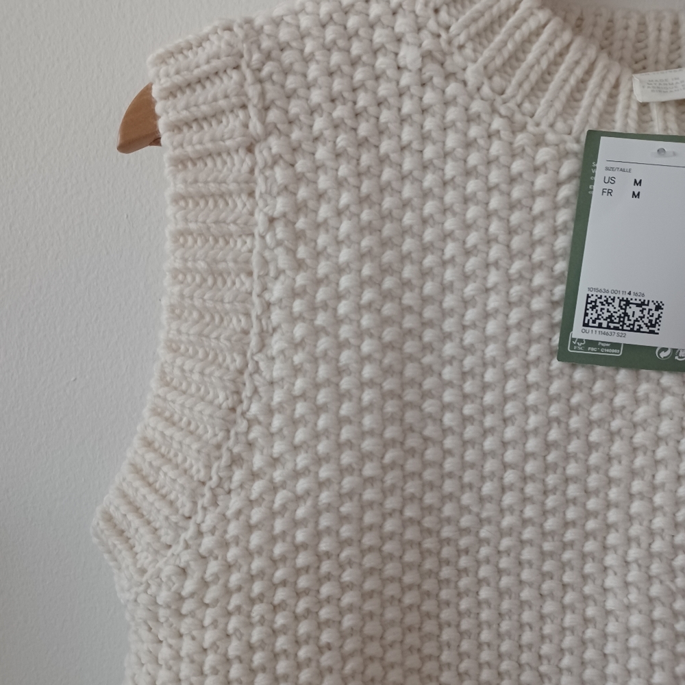 ⛔SOLD⛔🆕️ NWT H&M Knit Sweater Vest in 'White' - Picture 11 of 14